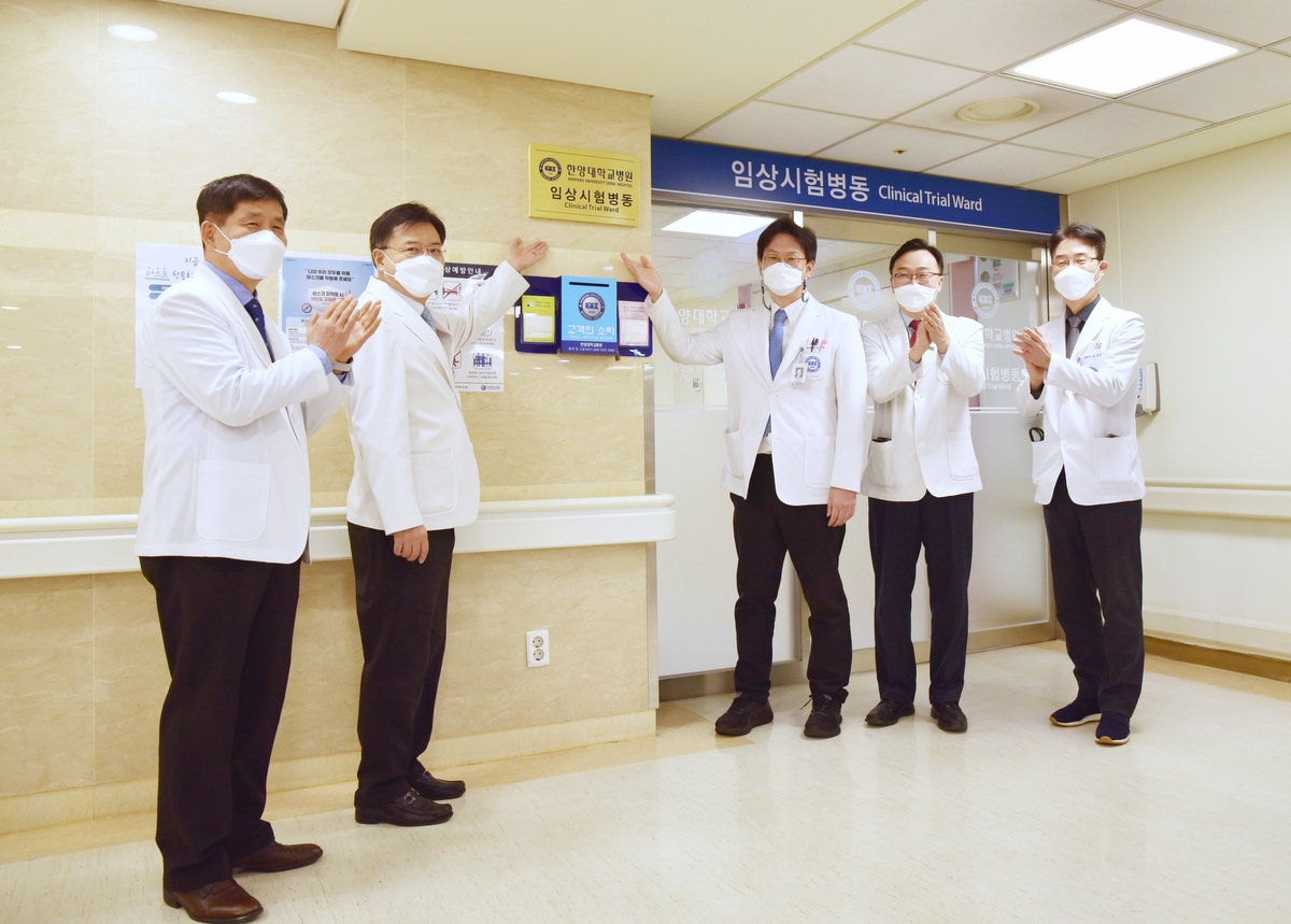 임상시험병동 확장 개소_왼쪽부터 송순영 부원장, 윤호주 병원장, 이상원 교수, 최동호 의학연구원장, 김상헌 임상시험센터장