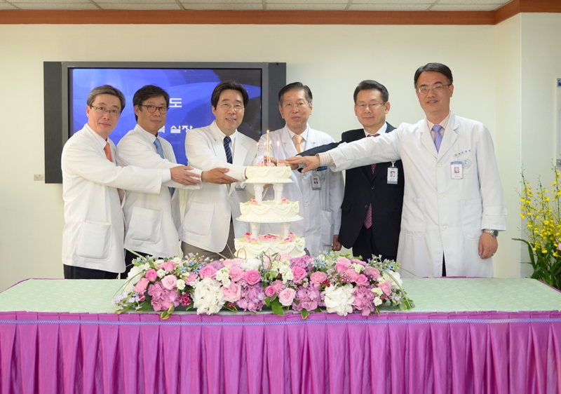 한양대학교류마티스병원 개원 15주년 기념 케익 컷팅식 한양대학교류마티스병원 개원 15주년 기념 케익 컷팅식